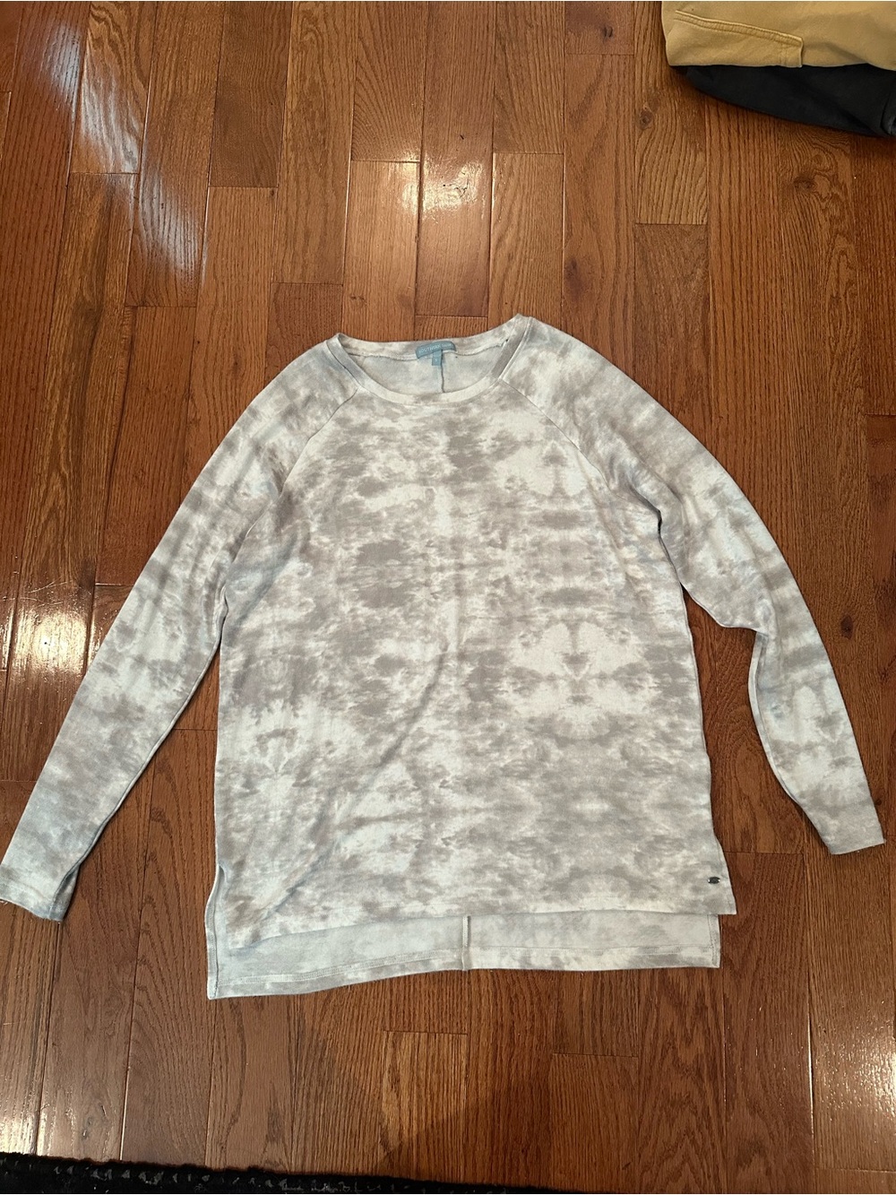 southern shirt company white and gray tie dye thin sweater size small super soft